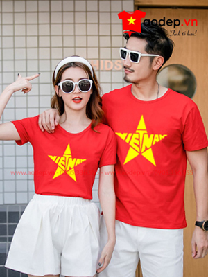 In áo đôi cổ tròn in cờ đỏ sao vàng