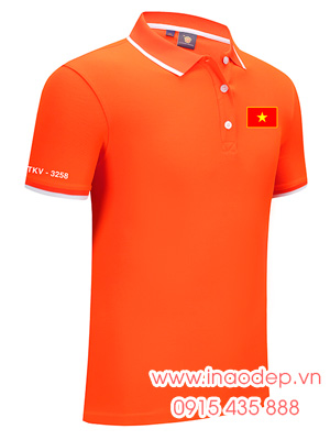 In áo phông màu cam in hình lá cờ đỏ cùng TKV-3258