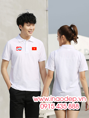 In áo phông màu trắng kỉ niệm 50 năm cùng với lá cờ đỏ