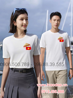 In Áo phông màu trắng in hình lá cờ đỏ cùng với nón lá
