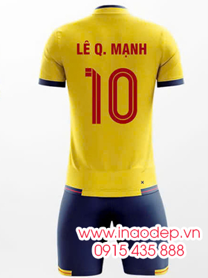 In áo bóng đá số 10 Lê Q. Mạnh 
