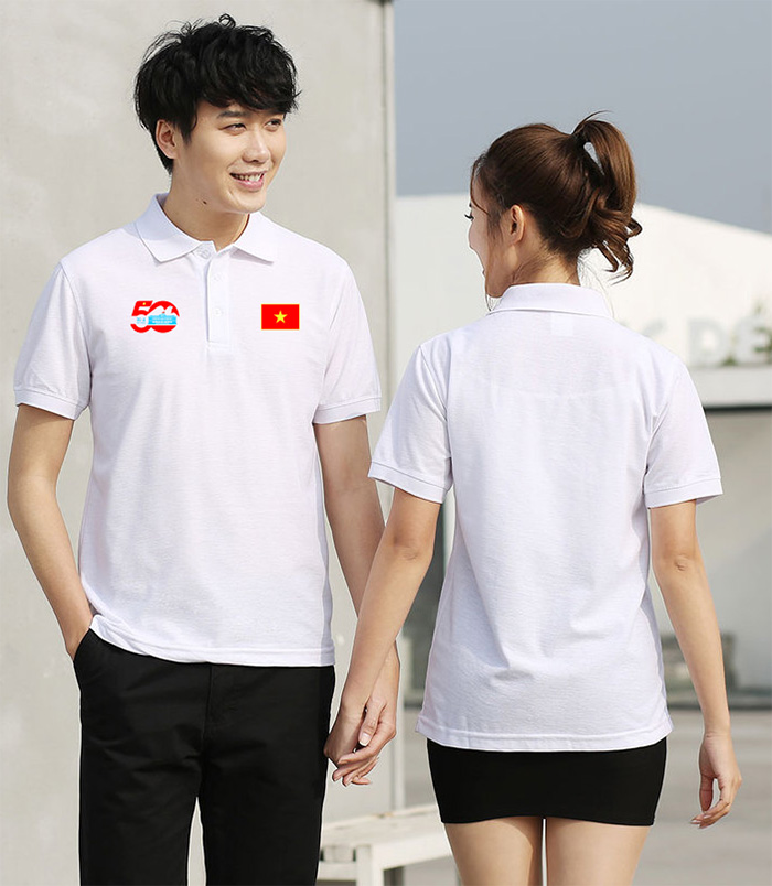 In áo phông màu trắng kỉ niệm 50 năm cùng với lá cờ đỏ | In ao phong dong phuc